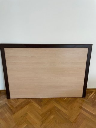 Cabecero de cama de madera beige y marrón