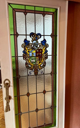 Puerta corredera con vitral