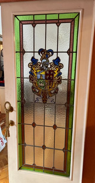 Puerta corredera con vitral