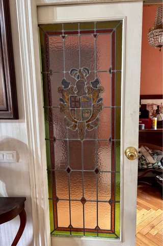 Puerta corredera con vitral