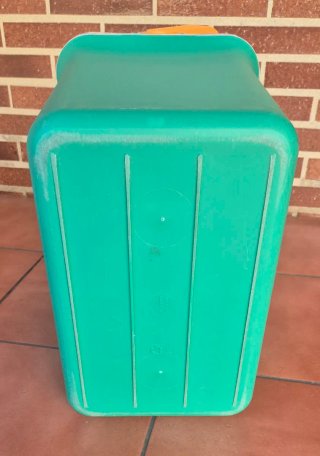 Nevera rígida azul y verde
