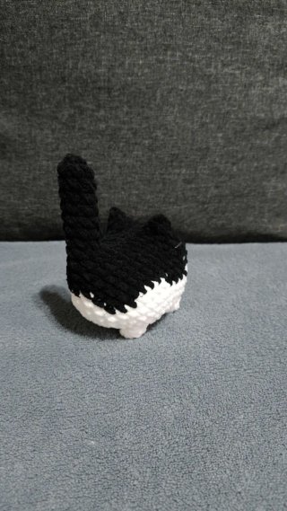 Gatto tuxedo bianco e nero amigurumi