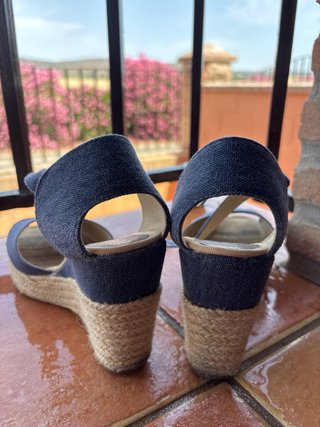 Sandalias de cuña azul y beige