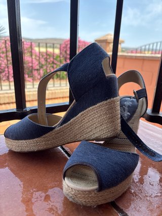 Sandalias de cuña azul y beige