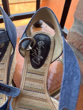 Sandalias de cuña azul y beige