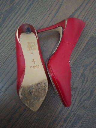 Zapatos de tacón rojos