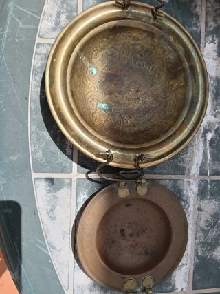 Platos antiguos de latón con asa