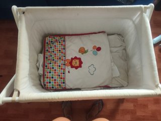 Minicuna plegable con ruedas.
