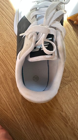 Zapatillas New Balance Beige y Blanco
