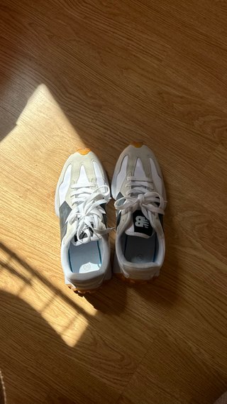 Zapatillas New Balance Beige y Blanco