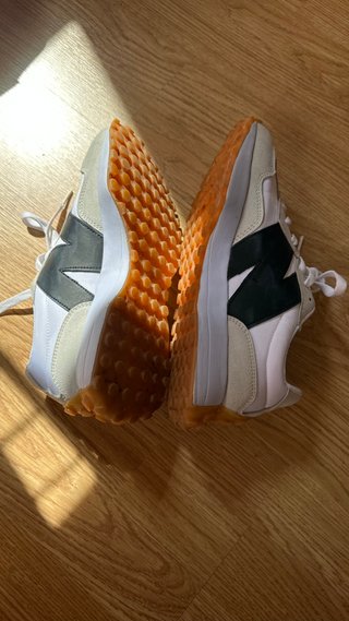 Zapatillas New Balance Beige y Blanco