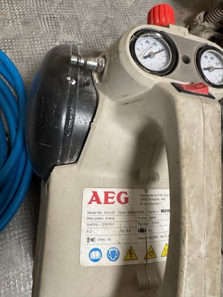 Compresor AEG con manguera azul
