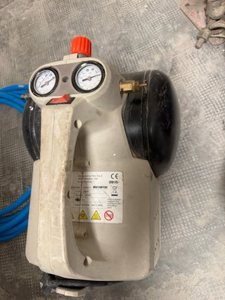 Compresor AEG con manguera azul