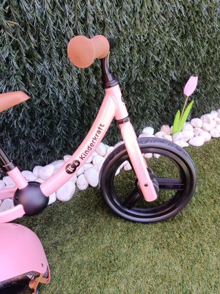 Bicicleta sin pedales rosa Kinderkraft y casco