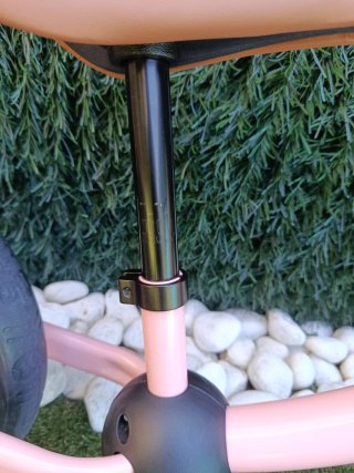 Bicicleta sin pedales rosa Kinderkraft y casco