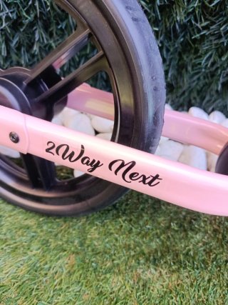 Bicicleta sin pedales rosa Kinderkraft y casco