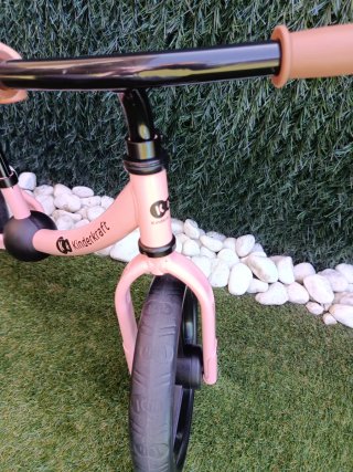 Bicicleta sin pedales rosa Kinderkraft y casco