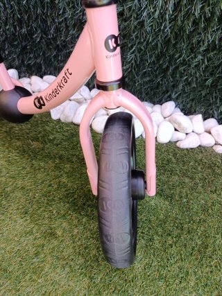 Bicicleta sin pedales rosa Kinderkraft y casco