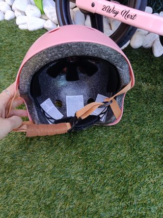 Bicicleta sin pedales rosa Kinderkraft y casco
