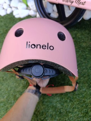 Bicicleta sin pedales rosa Kinderkraft y casco