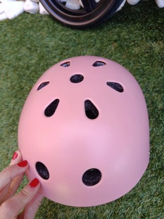 Bicicleta sin pedales rosa Kinderkraft y casco
