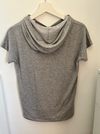 Camiseta gris con bolsillo