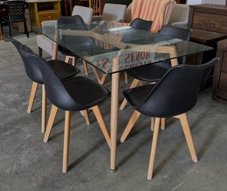 Mesa cristal y 4 sillas negras