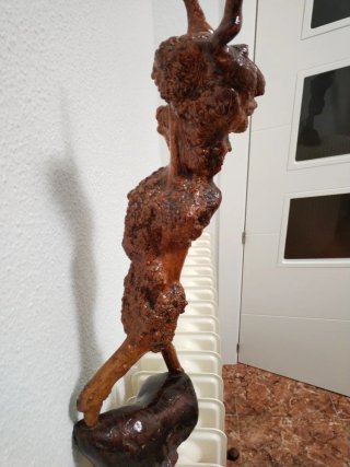 Figura abstracta única de madera