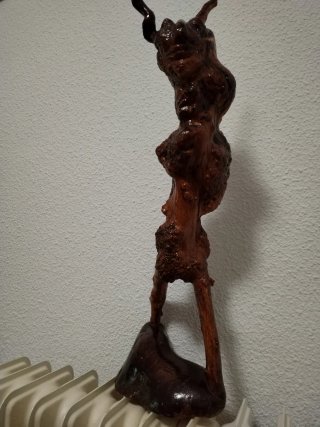 Figura abstracta única de madera
