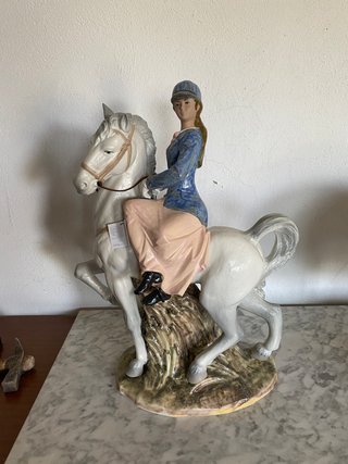 Figura de porcelana Tengra: Jinete y caballo