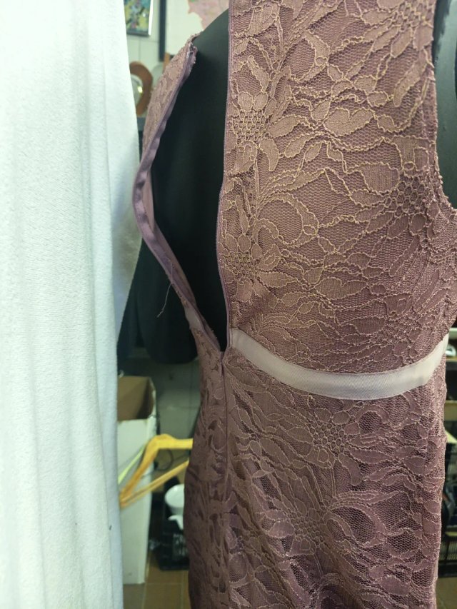 Vestido elegante rosa y dorado