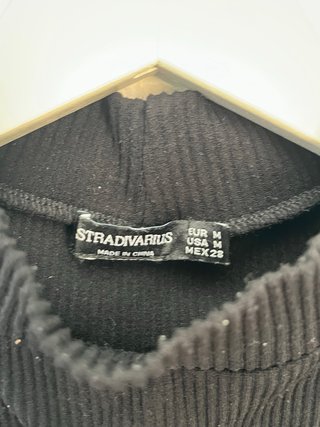 Top negro sin mangas cuello alto