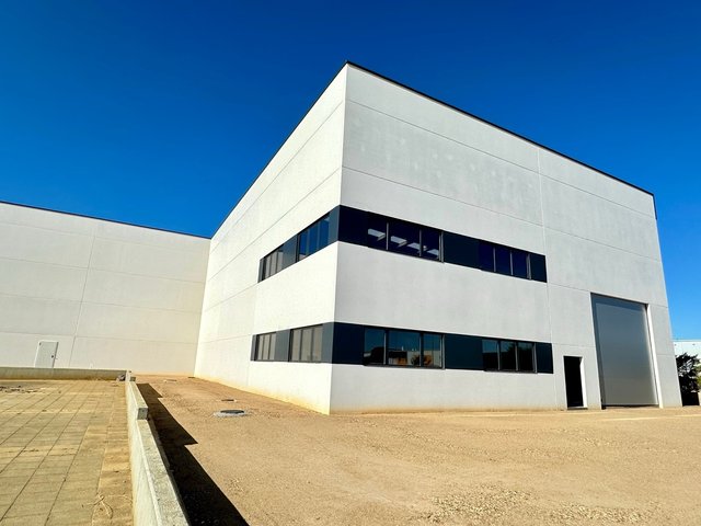SE ALQUILA NAVE EN POLIGONO DE VILLADANGOS
