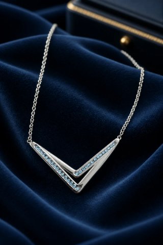Collar V con detalles brillantes acero