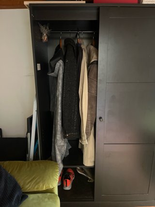 Guardaroba nero con porte scorrevoli