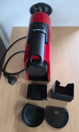 Cafetera Delonghi Essenza Mini Roja