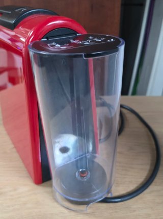 Cafetera Delonghi Essenza Mini Roja