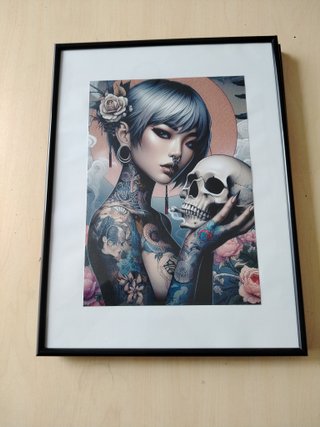 Ilustración enmarcada blanco y negro y color.