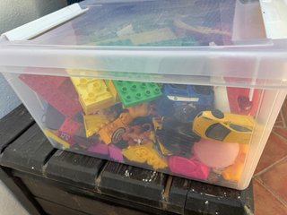Caja LEGO DUPLO con muchas piezas