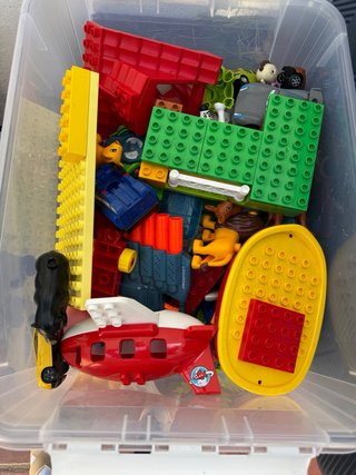 Caja LEGO DUPLO con muchas piezas