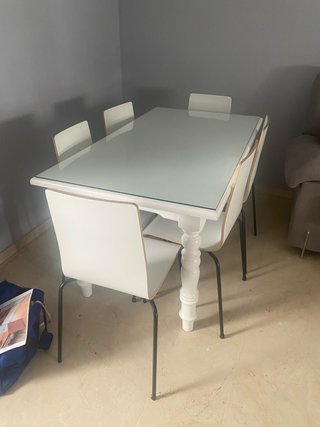 Mesa de comedor blanca y cristal
