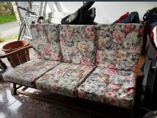 Tresillo de castaño con tapicería floral