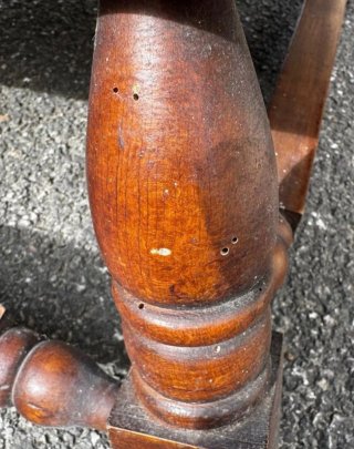 Tresillo de castaño con tapicería floral