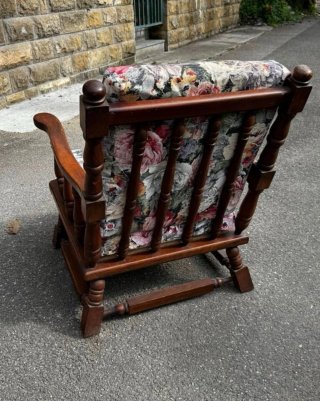 Tresillo de castaño con tapicería floral