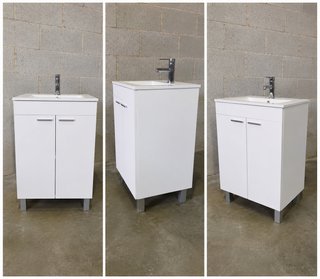 Mueble de baño blanco con lavabo