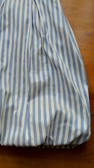 Vestido de cordón azul y blanco