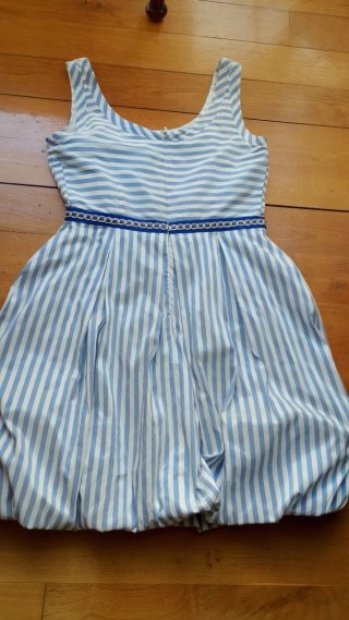 Vestido de cordón azul y blanco