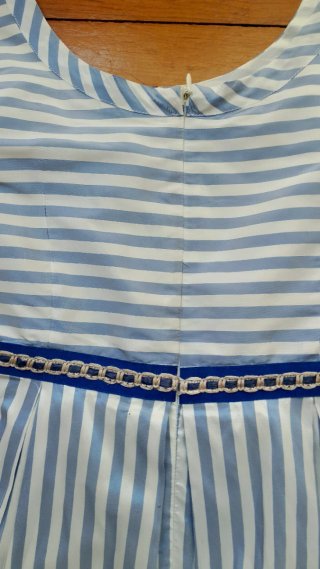 Vestido de cordón azul y blanco