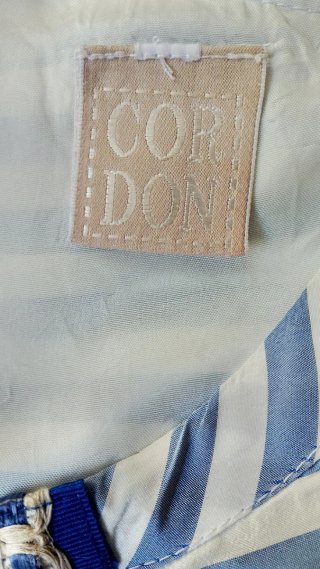 Vestido de cordón azul y blanco