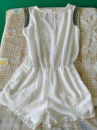Mono blanco con detalles plateados